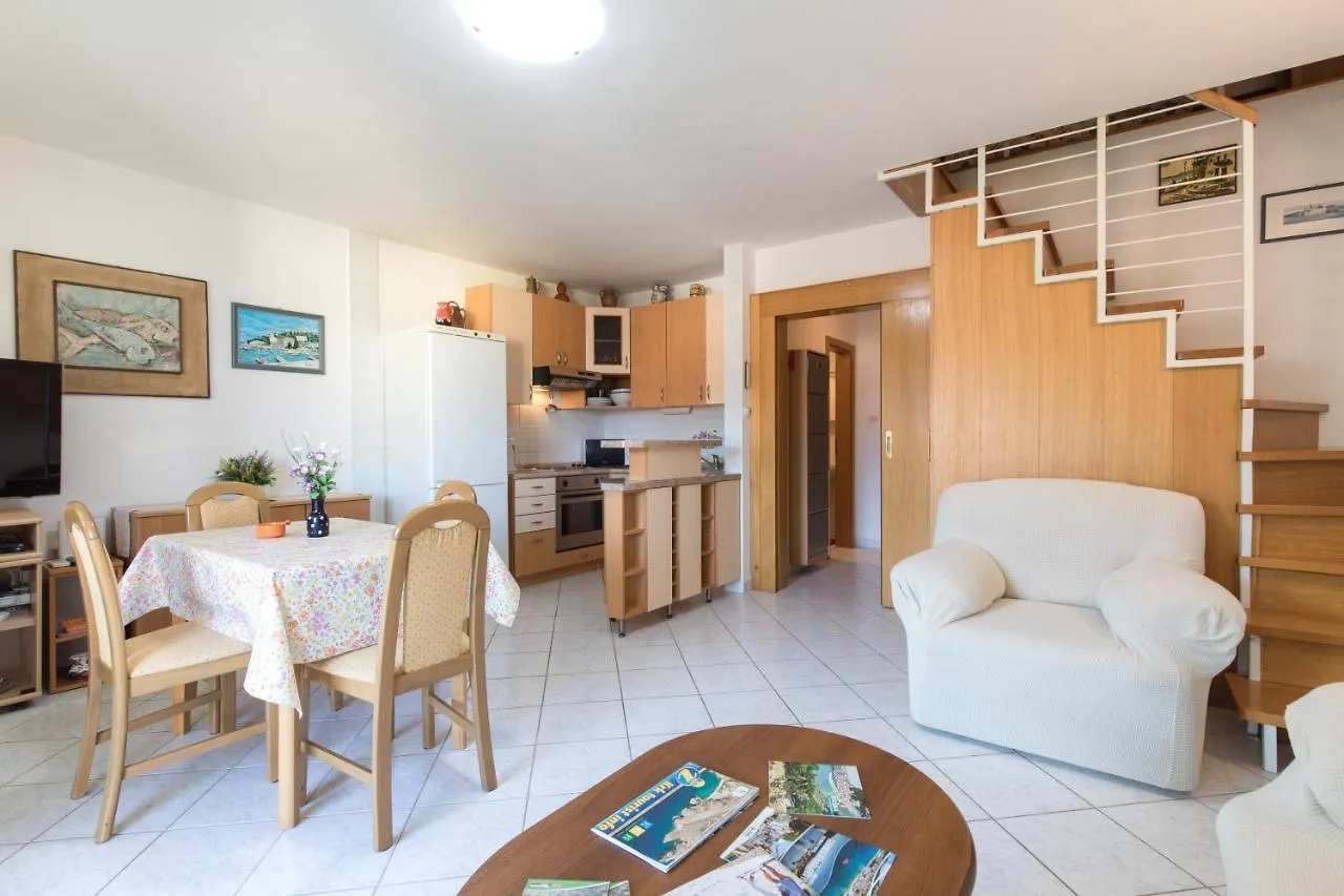 Apartment Glorija With Balcony Baška
